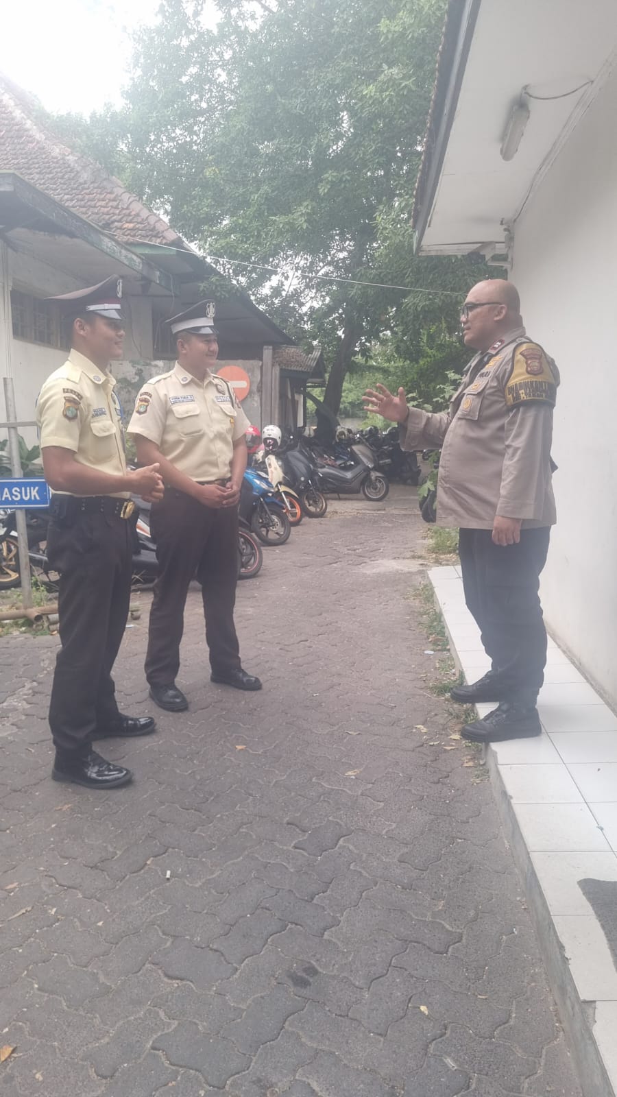 Tingkatkan Kewaspadaan, Bhabinkamtibmas Kampung Bali Ajak Satpam Mess Aktif Deteksi Dini Gangguan Kamtibmas