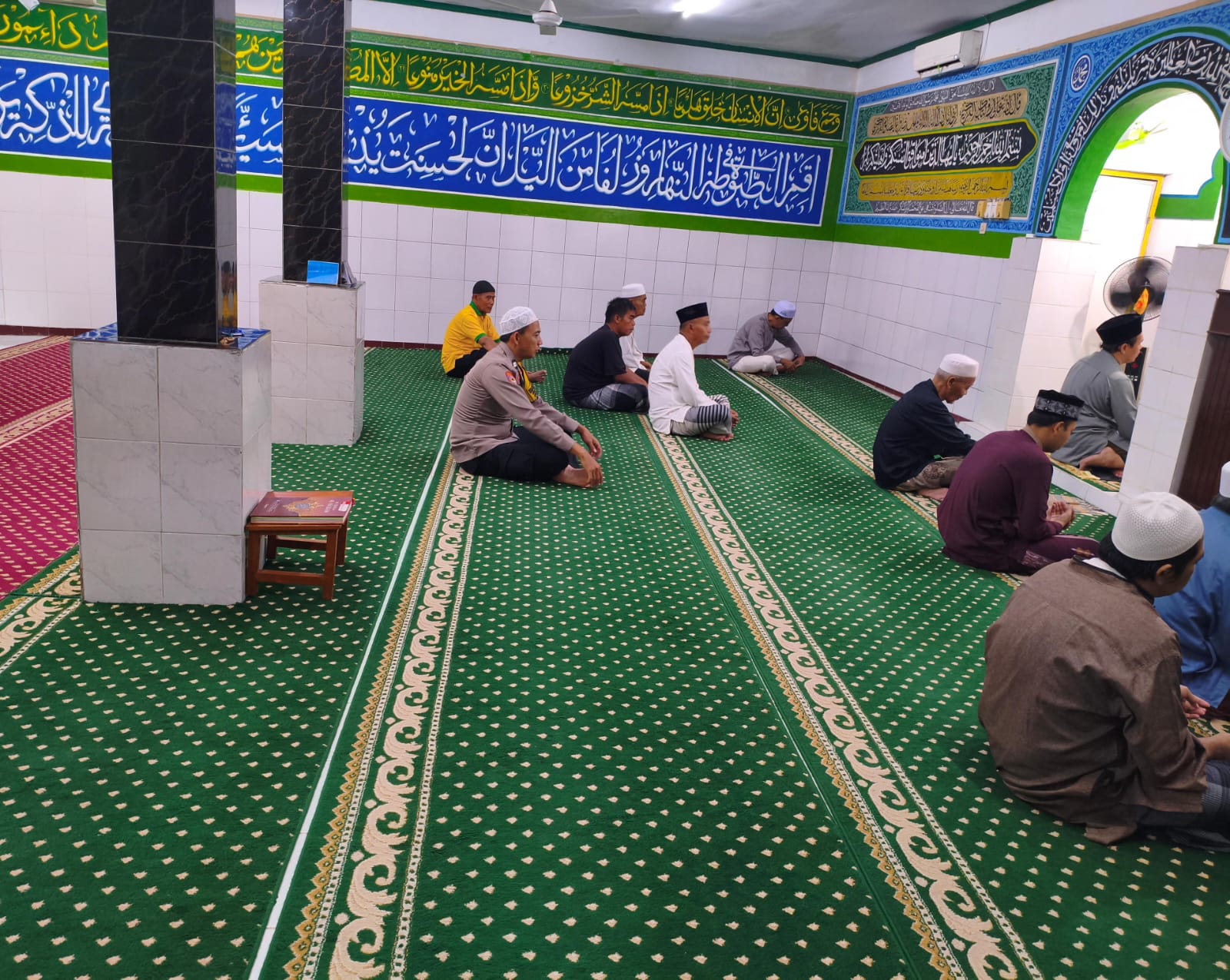 Jalin Kedekatan Dengan Warga, Bhabinkamtibmas Kelurahan Kebon Melati Laksanakan Sholat Shubuh Berjamaah Di Masjid Al-Musyaffa