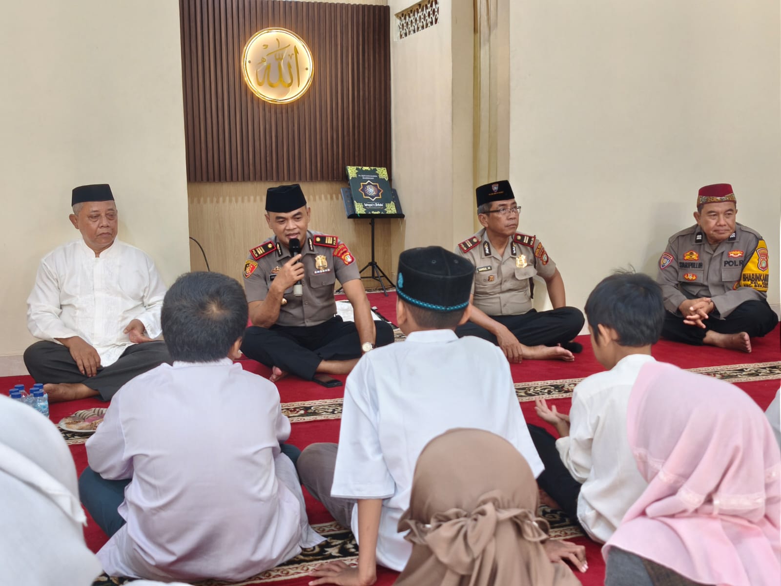 Polisi Bersama Masyarakat, Kapolsek Bekasi Barat Gelar Pengajian dan Santuni Anak Yatim