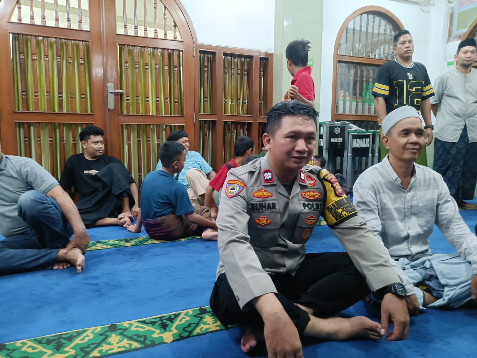 Perkuat Silaturahmi Dan Kebersamaan, Bhabinkamtibmas Kebon Kacang Laksanakan Sholat Magrib Berjamaah Di Masjid Jami An Nikmah
