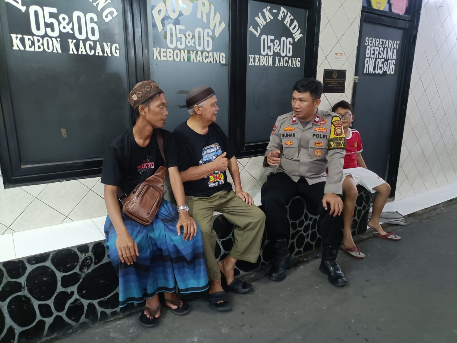 Perkuat Kamtibmas, Bhabinkamtibmas Kelurahan Kebon Kacang Sambangi Ketua Rt Dan Warga Di Pos Rw 06