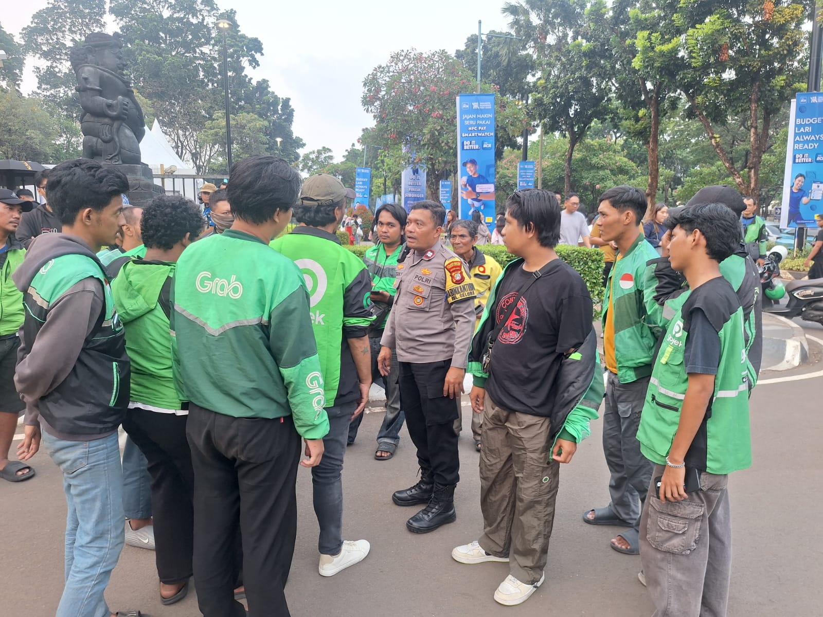 Cegah Gangguan Kamtibmas, Bhabinkamtibmas Kelurahan Gelora Berikan Imbauan Kepada Ojek Online Di Kawasan Istora Senayan