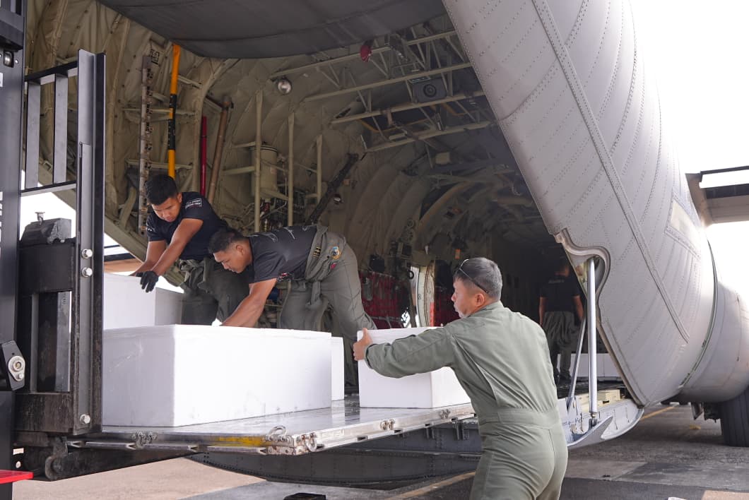 Hari Ketujuh OMC, TNI Kirim 17,4 Ton Bahan Semai ke Palembang dan Banjarmasin
