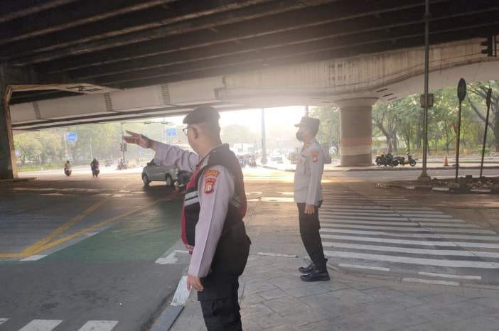 Strong Point Pagi, Polsek Cempaka Putih Hadir untuk Kelancaran dan Keamanan Pengguna Jalan