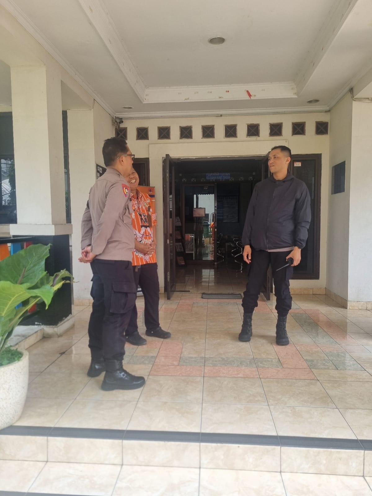 Perkuat Sinergitas Lintas Sektor, Kapolsek Metro Tanah Abang Sambangi Kantor Kelurahan Karet Tengsin