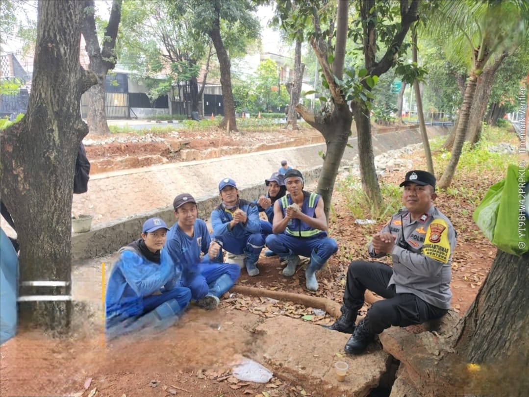 Bhabinkamtibmas Ajak Pekerja Sudin Badan Air Jaga Kamtibmas dan Kebersihan Sungai