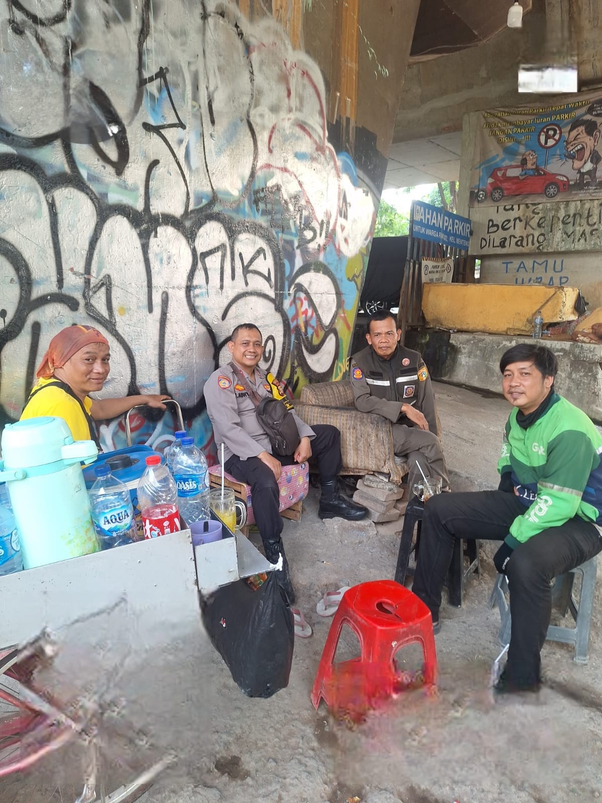 Bhabinkamtibmas Bersama Satpol PP Sambangi Warga Pegangsaan, Antisipasi Curanmor dan Kebakaran