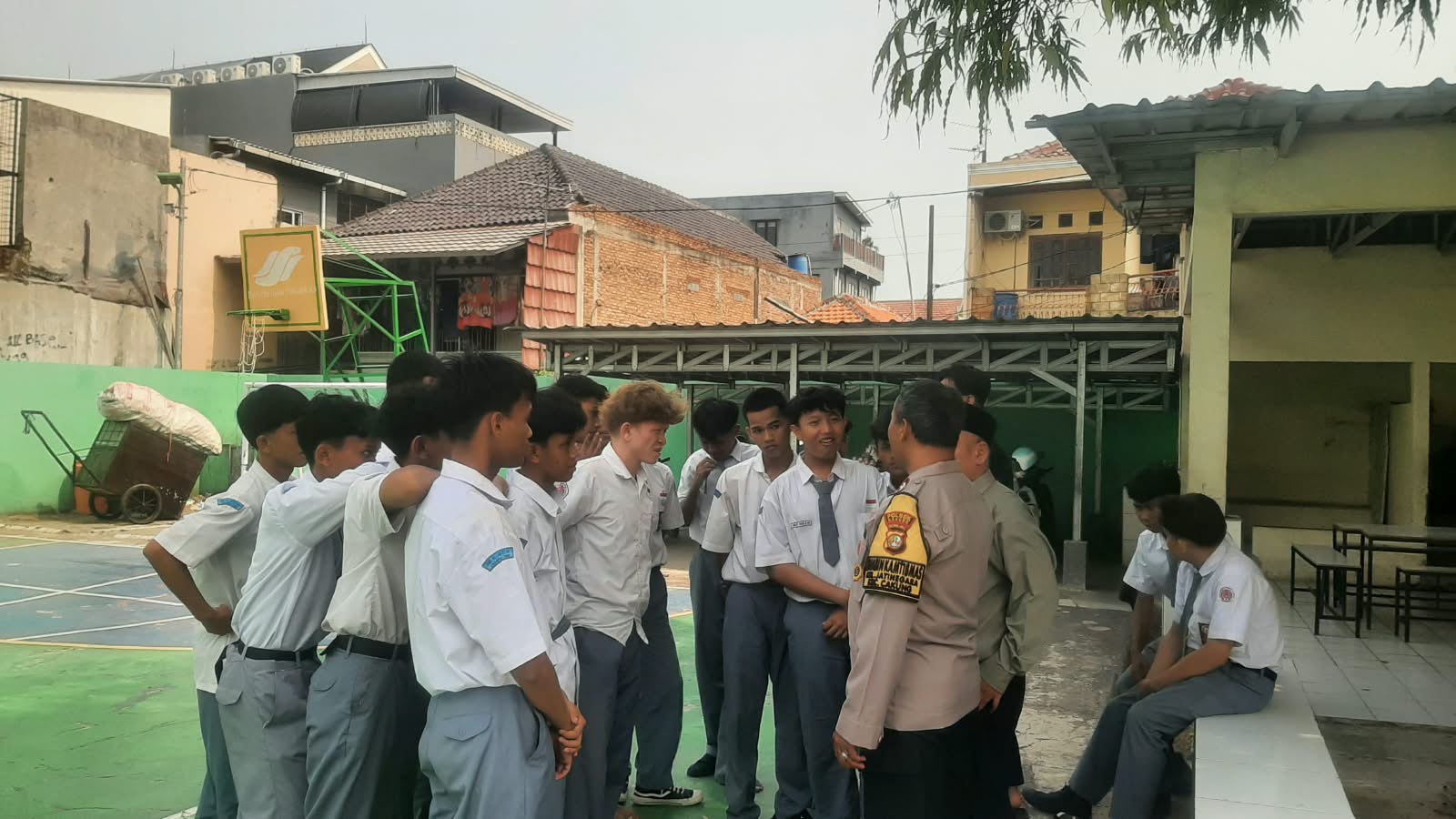 Polsek Cakung Gencarkan Polisi Peduli Pendidikan, Ajak Pelajar SMK Al Akhyar 1 Jauhi Tawuran dan Kerusuhan