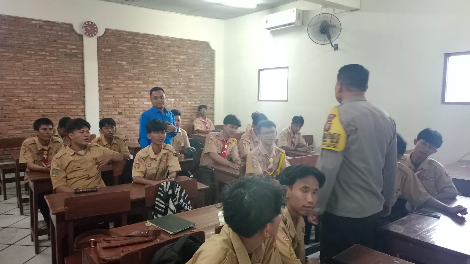 Polisi Peduli Pendidikan, Polsek Cakung Beri Edukasi Pelajar SMK Al Ahrar 2 tentang Bahaya Bullying dan Tawuran
