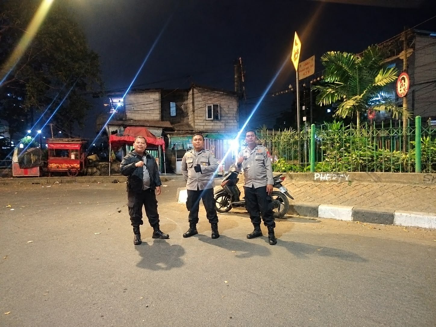 Antisipasi Tawuran, Personel Polsek Metro Gambir Siaga di Kolong Flyover Roxy pada Dini Hari