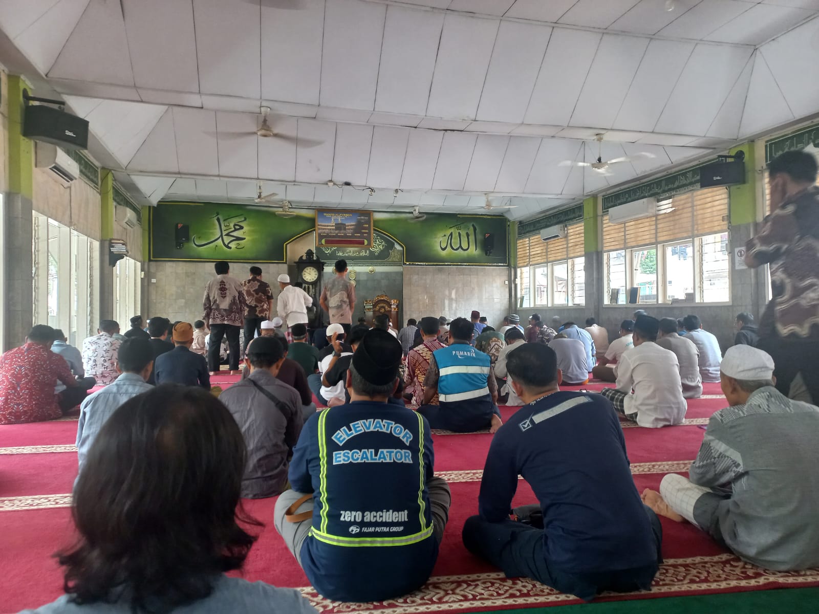 Bhabinkamtibmas Kebon Kacang Laksanakan Sholat Jumat Berjamaah di Masjid Jami Al Furqon, Pererat Silaturahmi dengan Warga