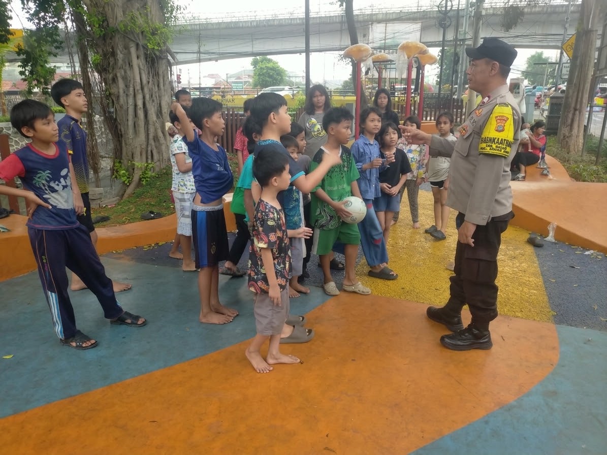 Ruang Bermain Kembali Tertata, Bhabinkamtibmas Galur Ajak Anak-Anak Jaga Kerukunan dan Fasilitas Taman
