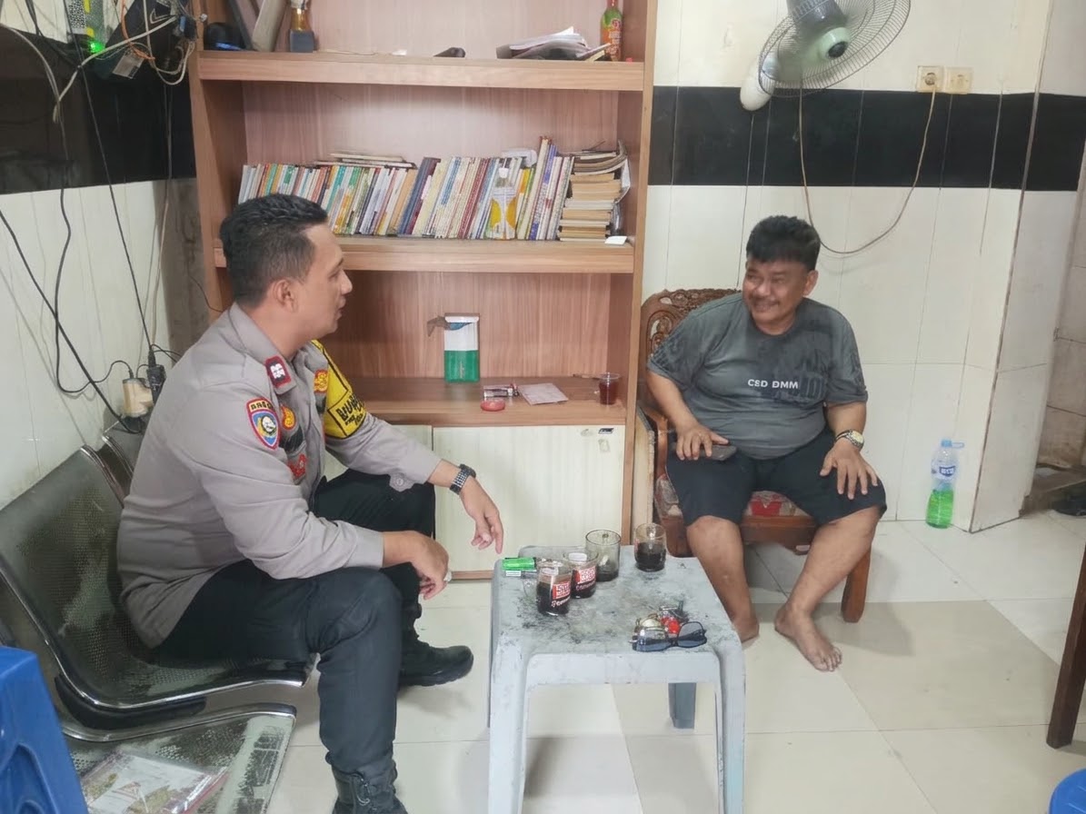 Sambangi Ketua RW, Bhabinkamtibmas Kampung Rawa Perkuat Komunikasi dan Kewaspadaan Lingkungan