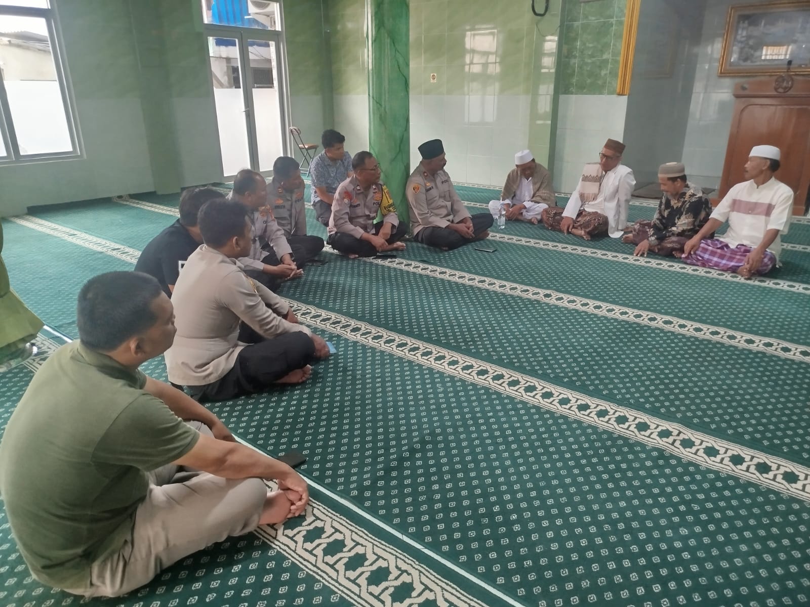 Hadir di Tengah Jemaah, Kapolsek Johar Baru Perkuat Sinergi Ulama dan Warga untuk Jaga Kondusivitas Wilayah