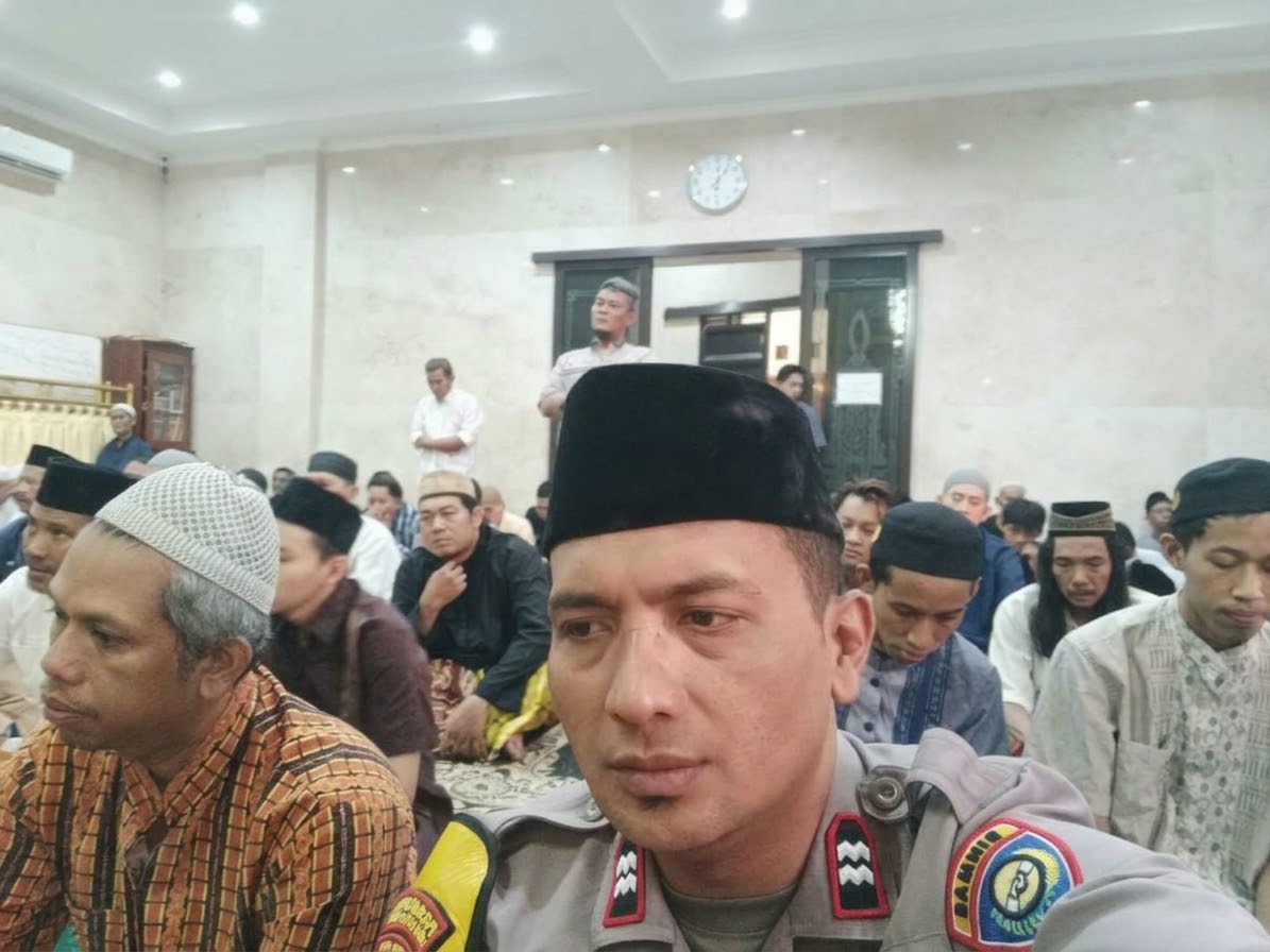 Sholat Jumat Keliling, Bhabinkamtibmas Kampung Rawa Bangun Kedekatan dan Serap Aspirasi Warga