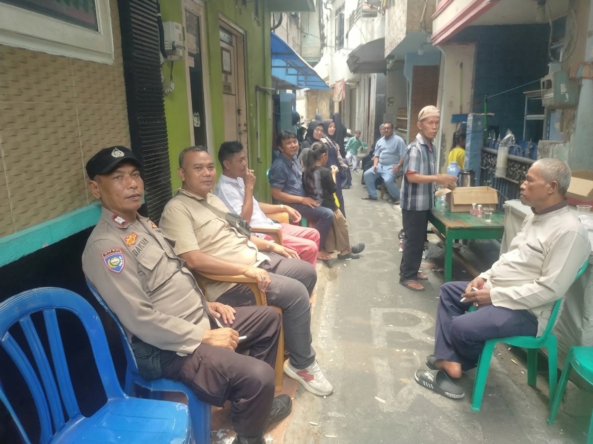 Hadir dalam Duka, Bhabinkamtibmas Galur Pererat Silaturahmi dan Sampaikan Pesan Kamtibmas Saat Takziah