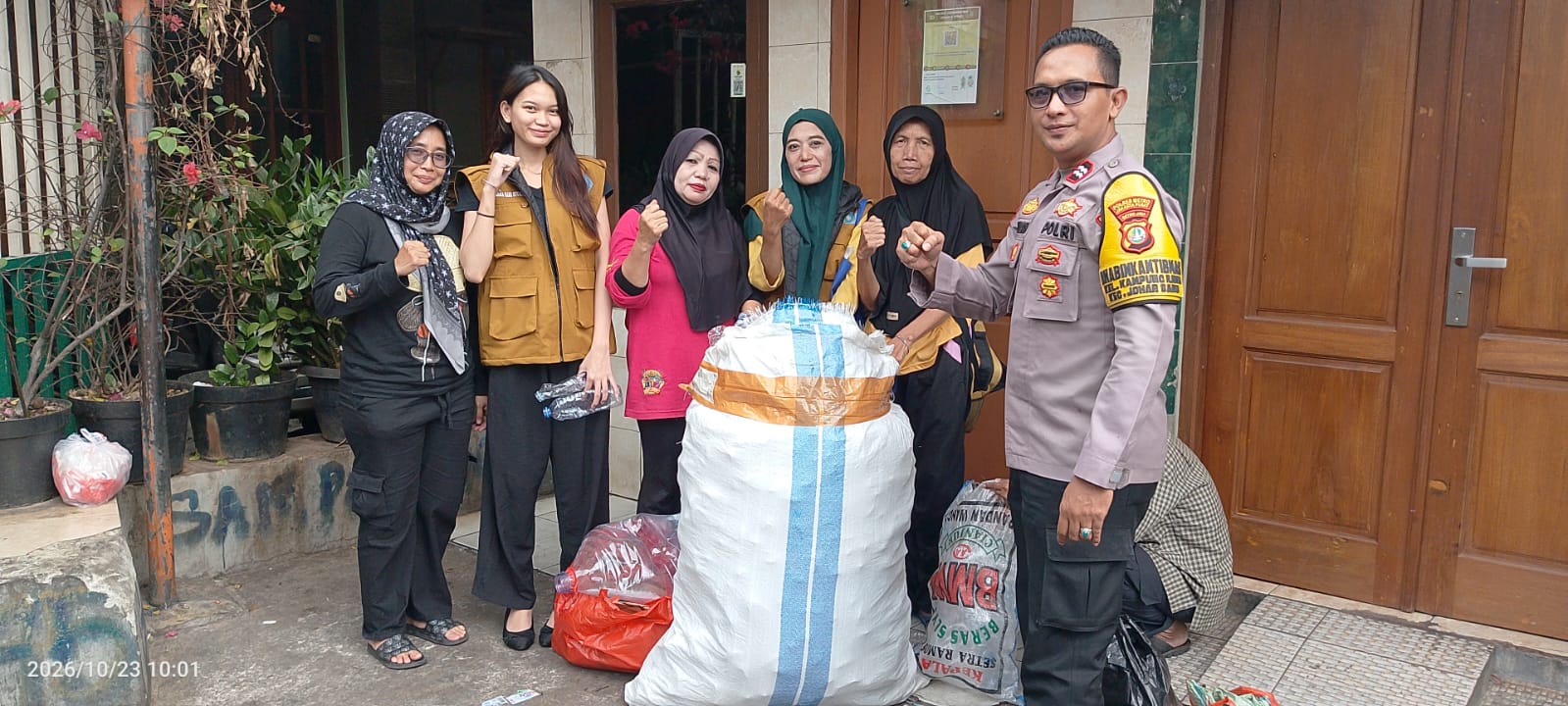 Peduli Lingkungan, Bhabinkamtibmas Kampung Rawa Dampingi PKK Pilah Sampah Bernilai Ekonomi