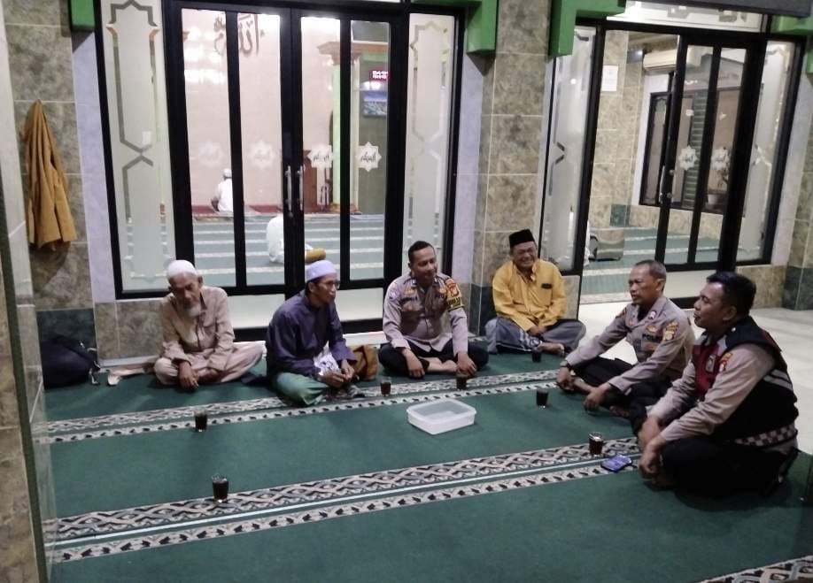 Bangun Kedekatan Humanis, Personel Polsek Cempaka Putih Sholat Subuh Bersama Warga