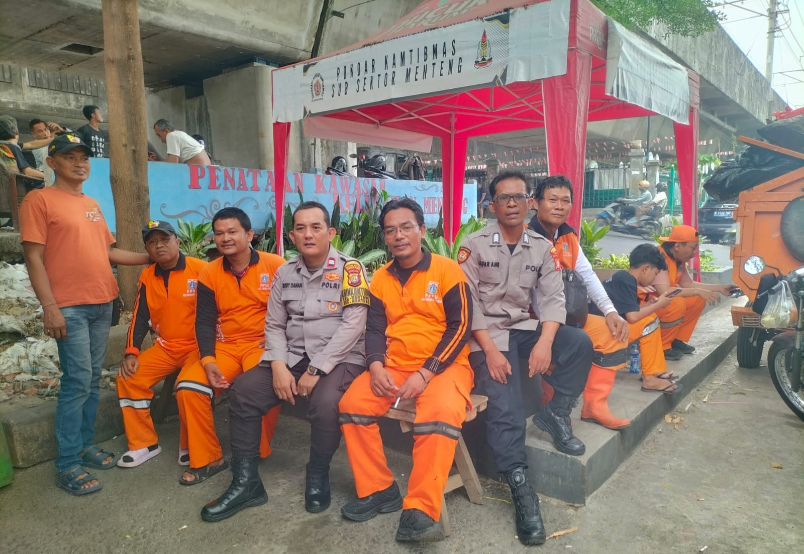 Perkuat Keamanan Lingkungan, Bhabinkamtibmas Ajak Warga dan PPSU Bangun Sinergi Jaga Kamtibmas
