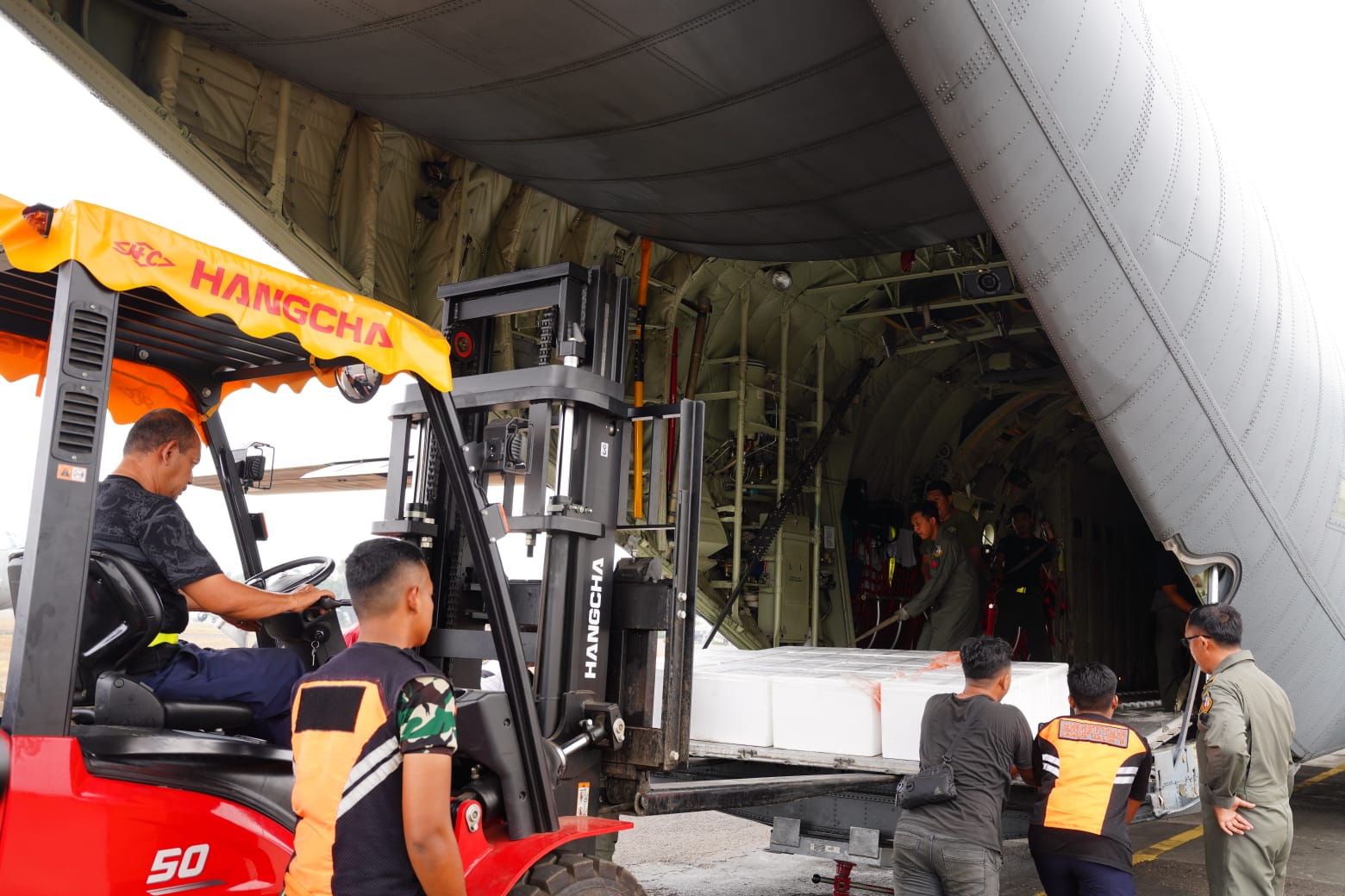 Dukung OMC Karhutla, TNI Terbangkan Total 9,5 Ton Bahan Semai dari Posko Halim