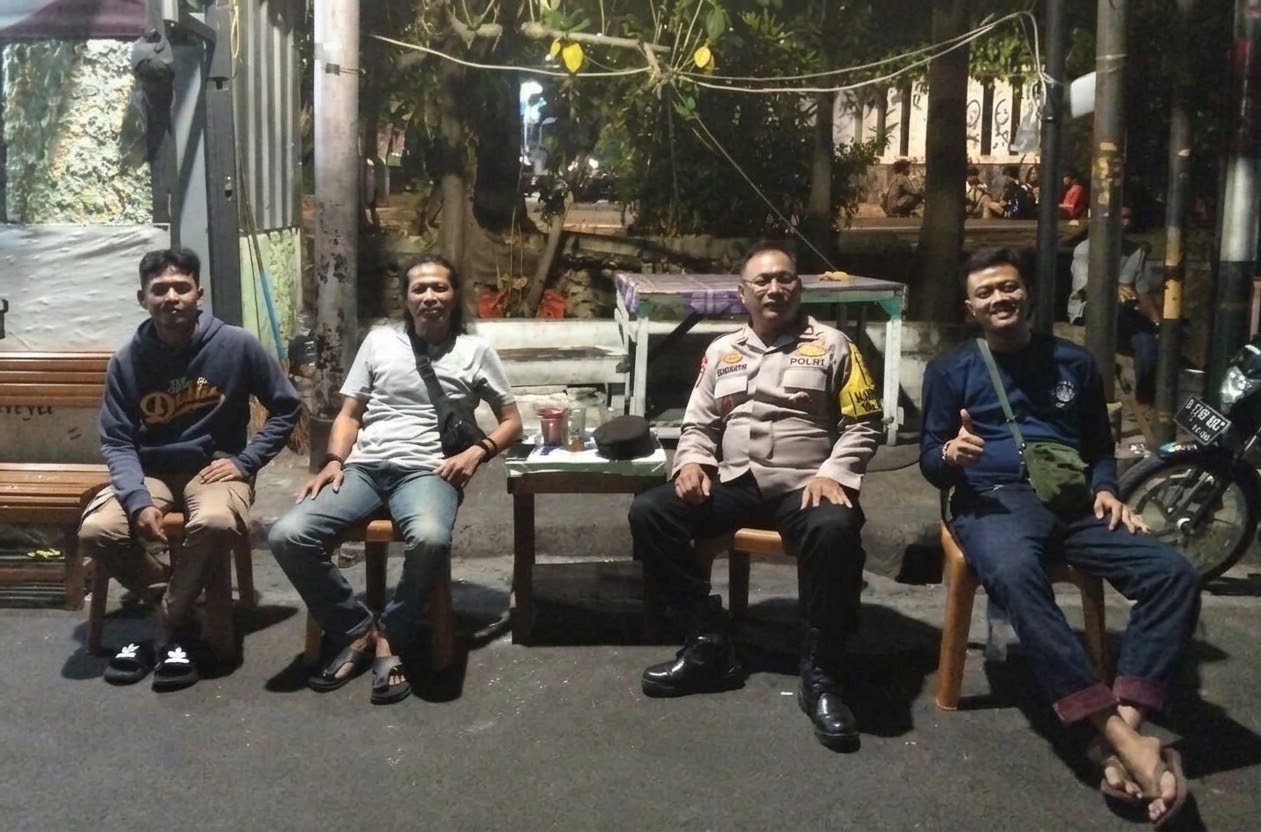 Sambangi RW 08 Johar Baru, Bhabinkamtibmas Koordinasi dengan Petugas Keamanan untuk Antisipasi Gangguan Kamtibmas