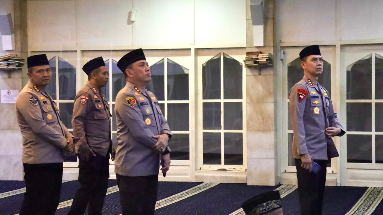 Wakapolres Metro Jakarta Pusat Dampingi Kapolda Metro Jaya Sholat Subuh Berjamaah di Menteng