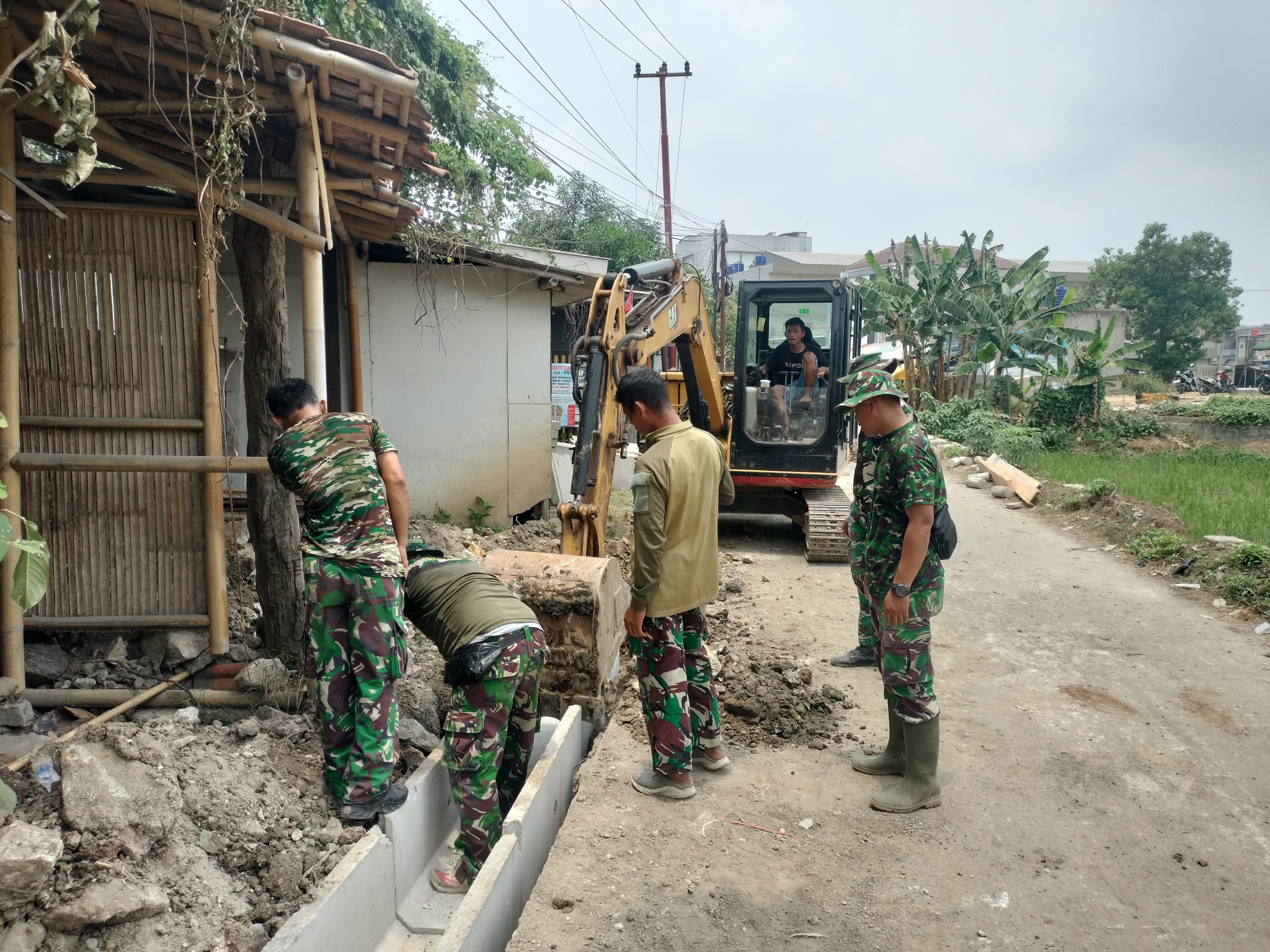 Satgas TMMD ke-130 Kodim 0510/Tigaraksa Laksanakan Pemasangan U-Ditch di Desa Sumur Bandung