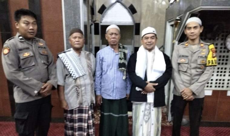 Polisi Bersama Masyarakat, Personel Polsek Cempaka Putih Sholat Subuh Berjamaah