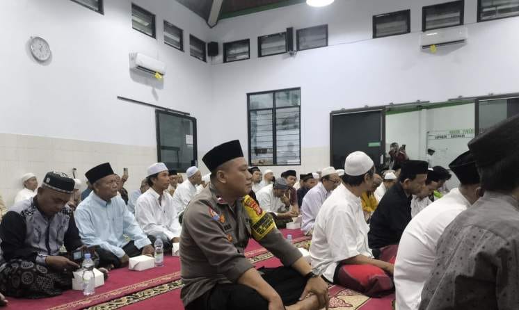 Perkuat Silaturahmi dan Kebersamaan, Bhabinkamtibmas Cempaka Putih Barat Hadiri Sholat Subuh Gabungan