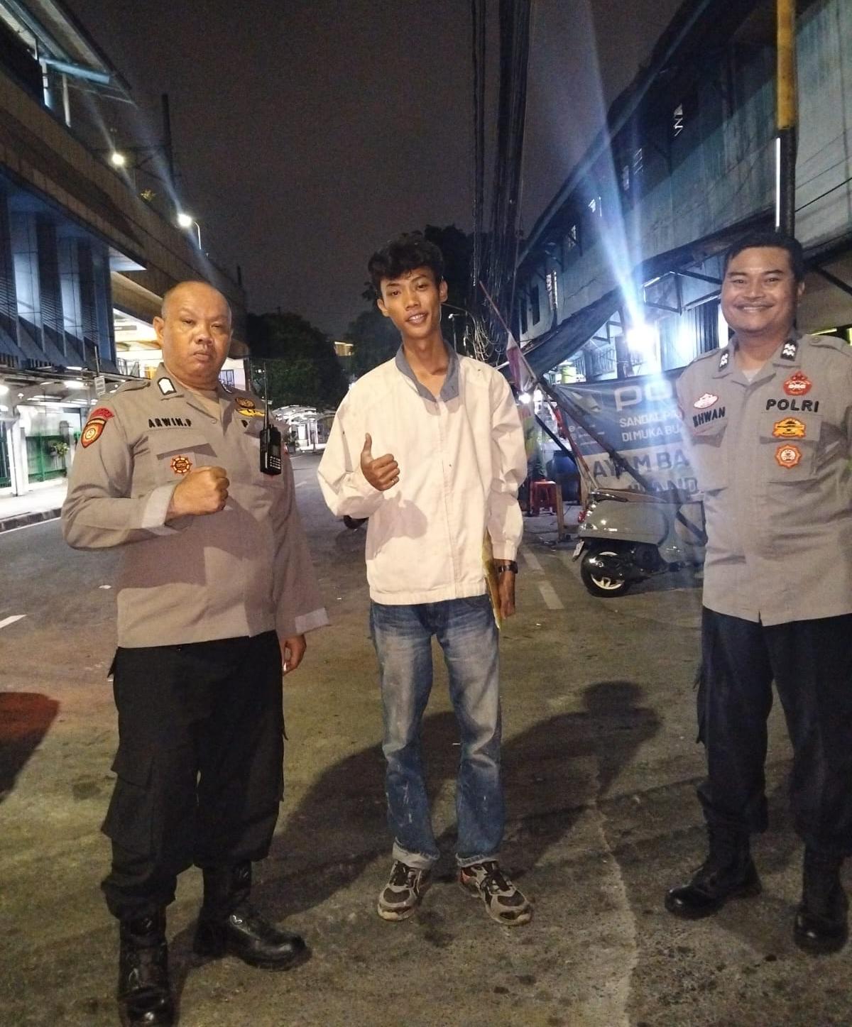 Jaga Kondusifitas Dini Hari, Personel Samapta Polsek Metro Gambir Gelar Patroli Dialogis dan Sambang Kamtibmas di Kebon Kelapa