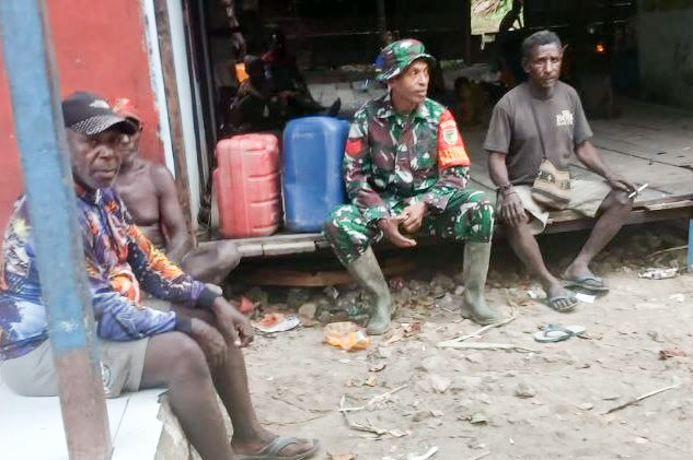 Lewat Silaturahmi, Babinsa Potowaiburu Ajak Warga Waspadai Karhutla