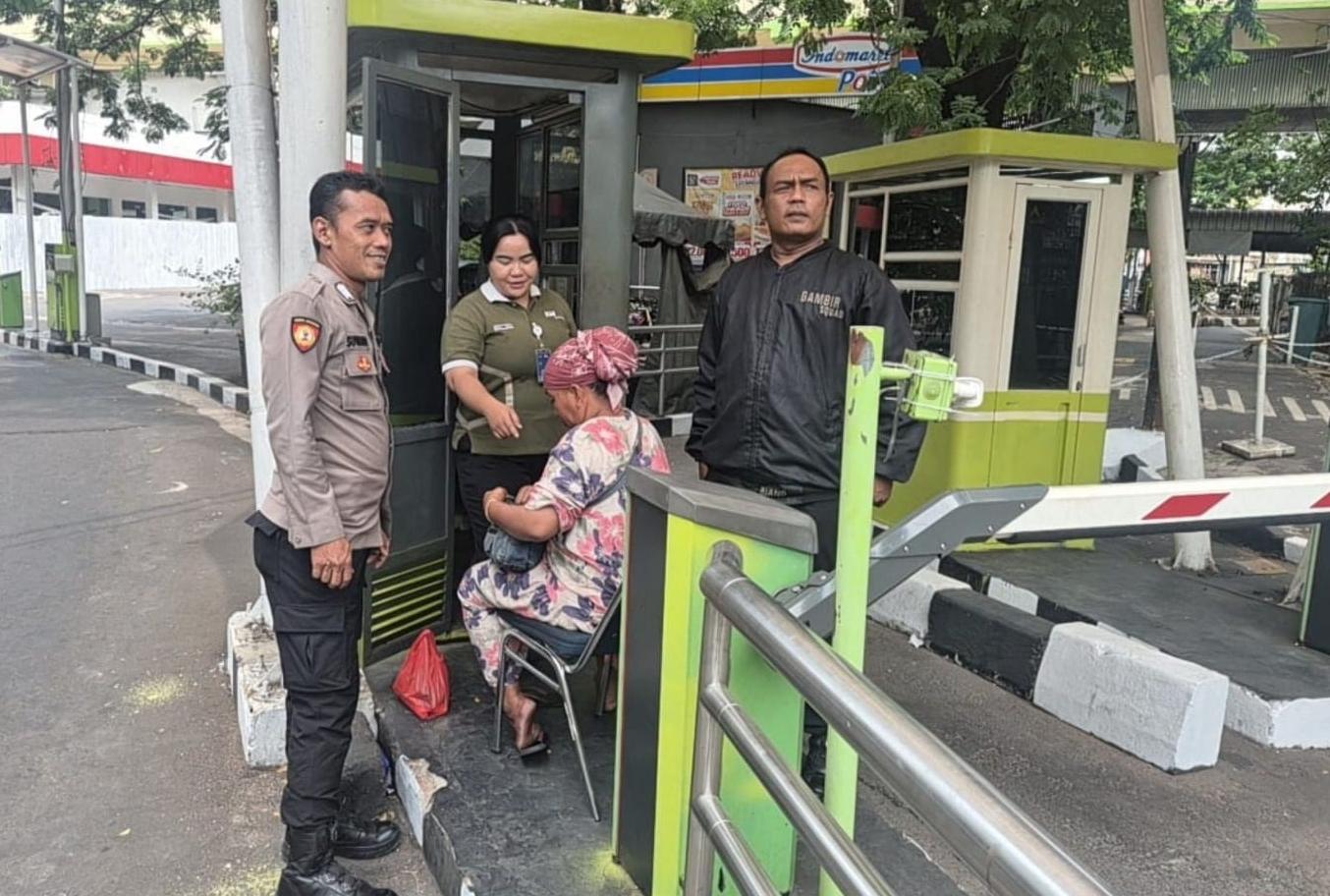 Jaga Kondusivitas Akhir Pekan, Personel Polsek Metro Gambir Gelar Patroli Strong Point di Stasiun KA Gambir