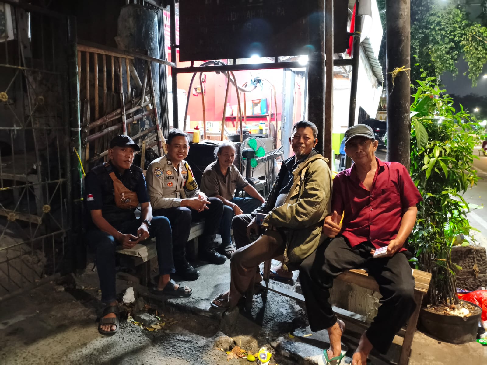 Bhabinkamtibmas Kebon Melati Sambangi Pos Satkamling, Ajak Warga Tingkatkan Kewaspadaan Jelang Subuh