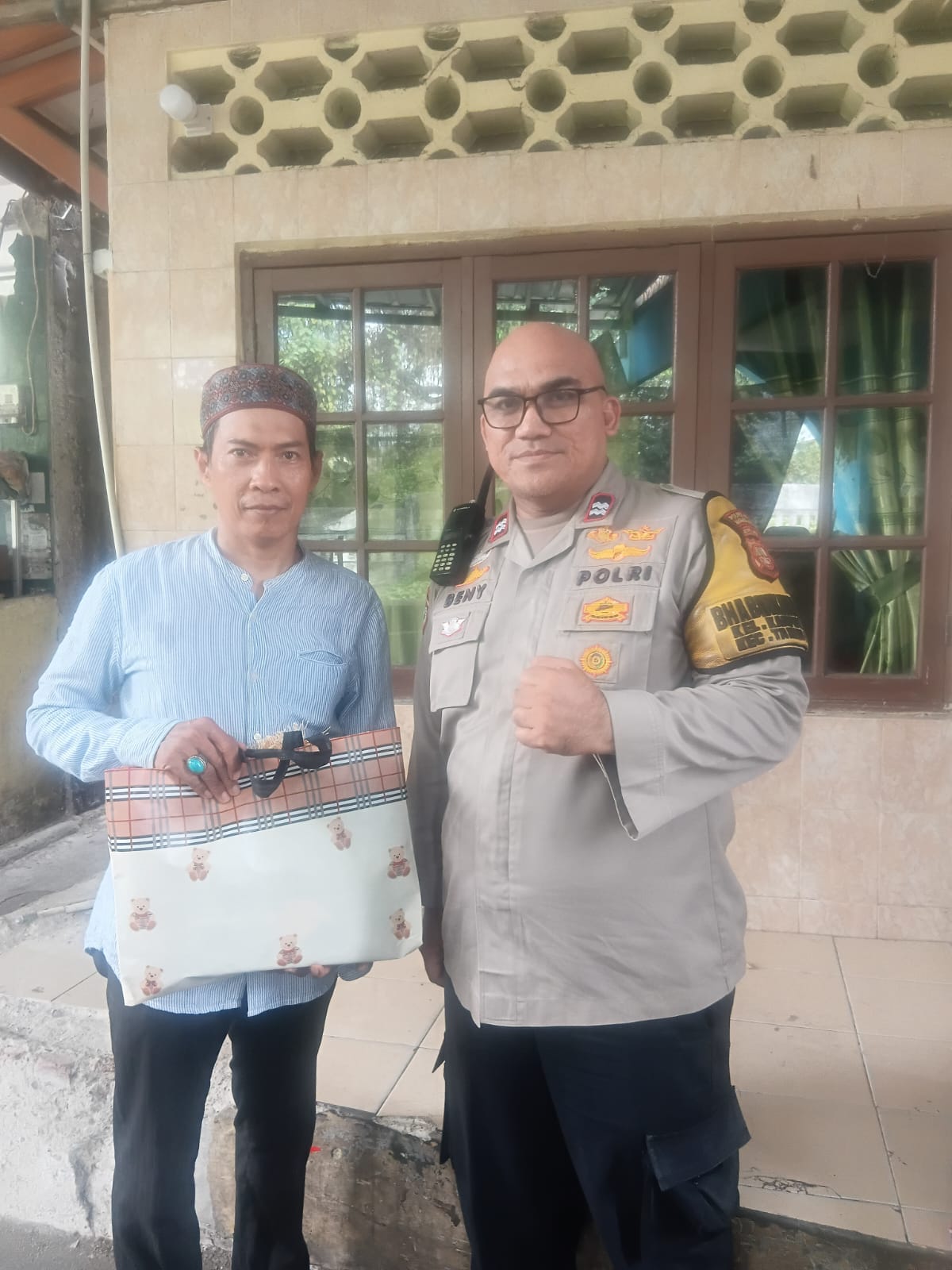 Bhabinkamtibmas Kampung Bali Berikan Sarana Kontak kepada Pengurus Masjid Al Makmur, Perkuat Sinergi Polri dan Tokoh Agama