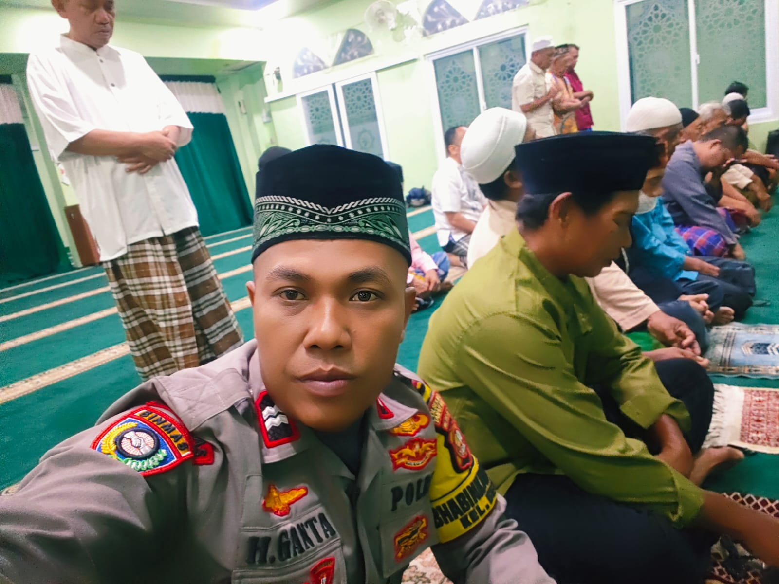Bhabinkamtibmas Bendungan Hilir Laksanakan Sholat Subuh Keliling Berjamaah di Musala Darusalam, Perkuat Silaturahmi dan Cooling System