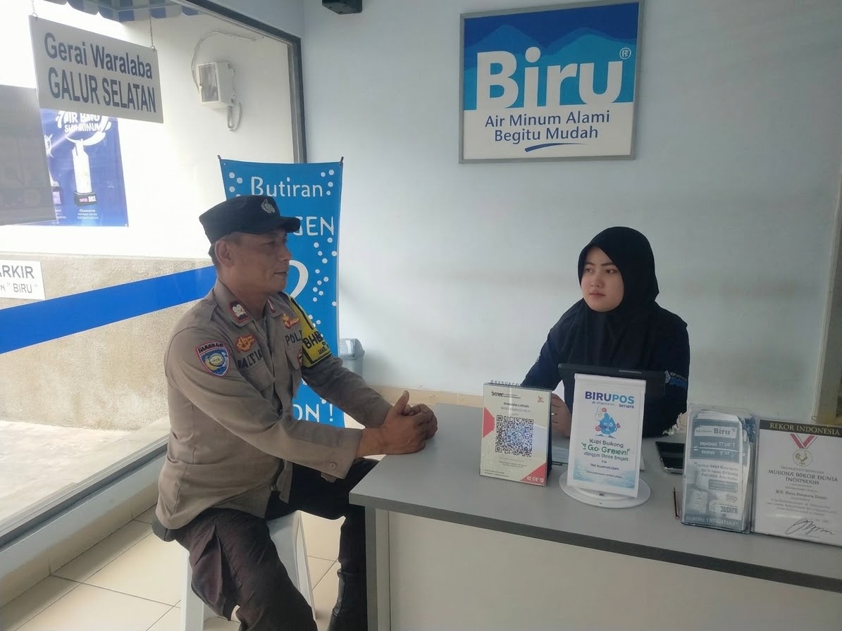 Sambangi Agen Air di Galur, Bhabinkamtibmas Ajak Warga Tingkatkan Kewaspadaan Kamtibmas