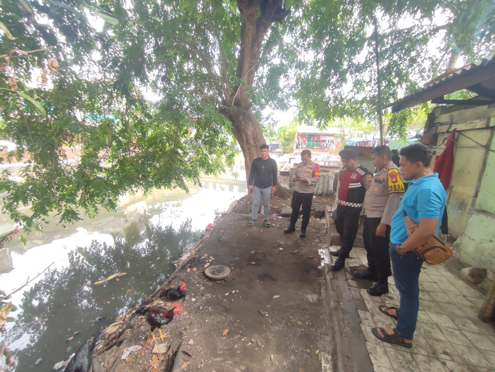 Respons Cepat, Polsek Johar Baru Cek Lokasi Pembakaran Kabel yang Dikeluhkan Warga
