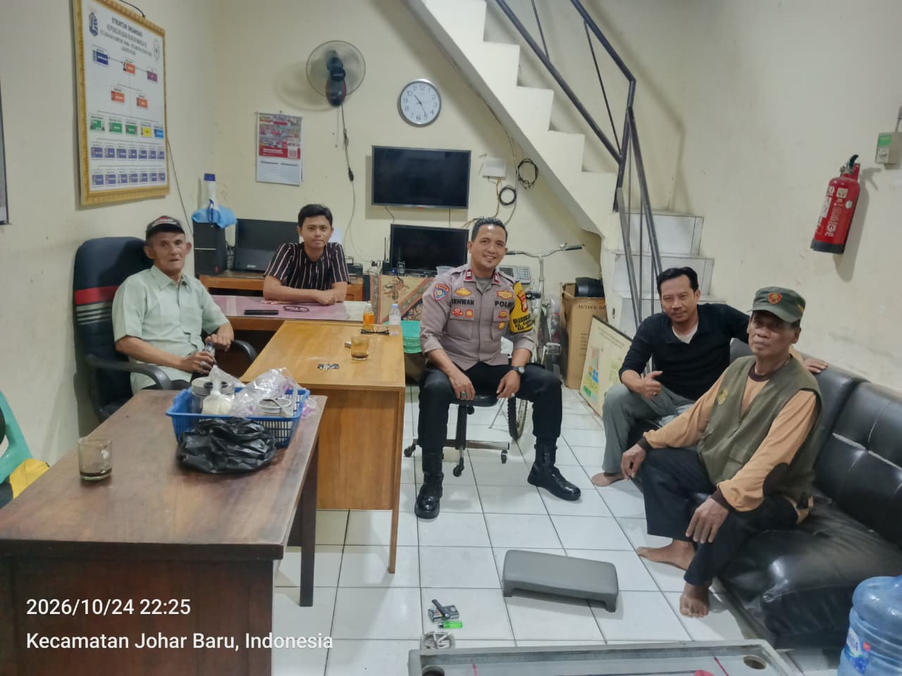 Bhabinkamtibmas Sambangi Poskamling RW 05 Kampung Rawa, Ajak Warga Tingkatkan Kewaspadaan
