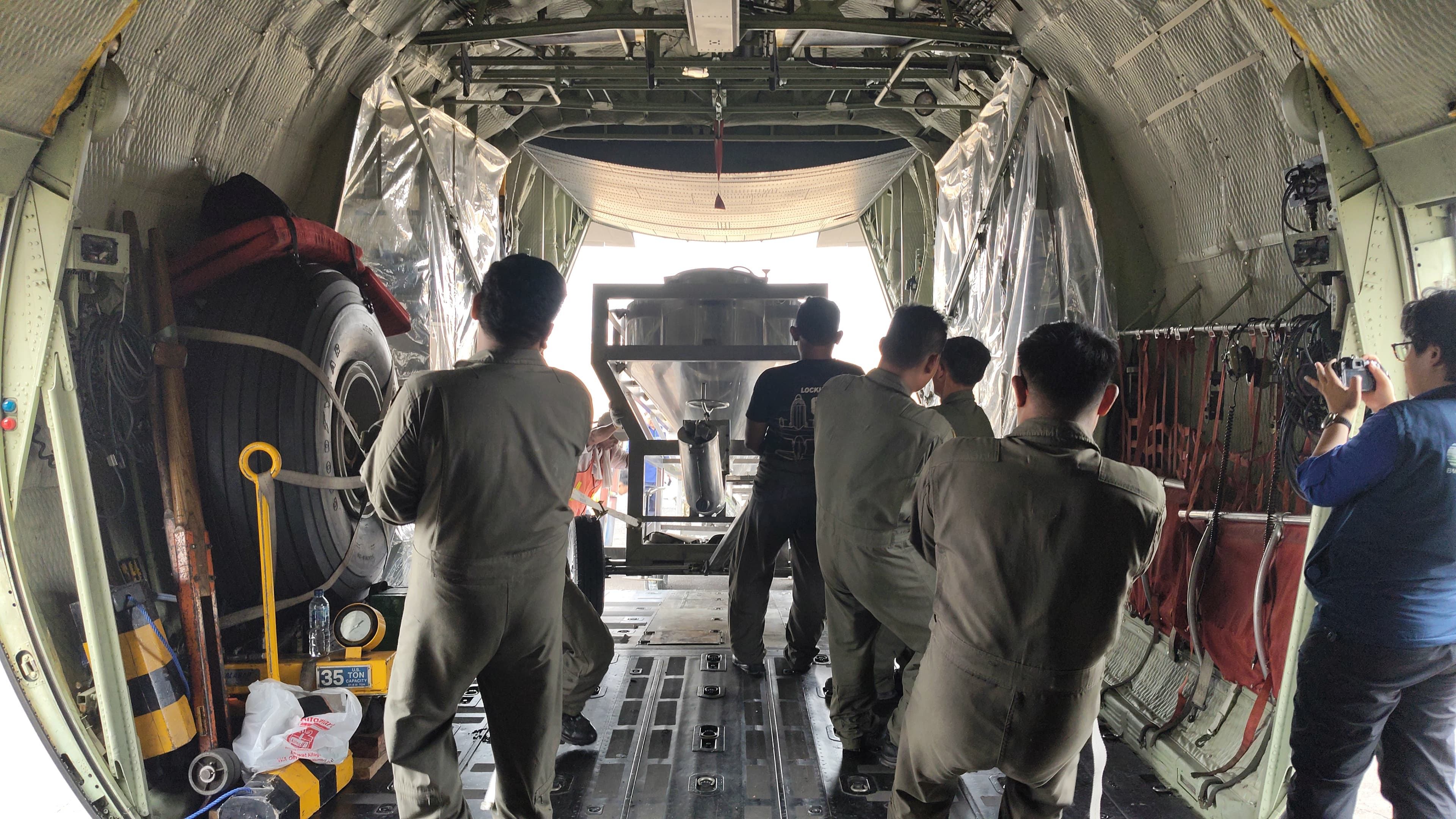 Satgas Udara OMC Tabur 10 Ton Bahan Semai di Langit Palembang