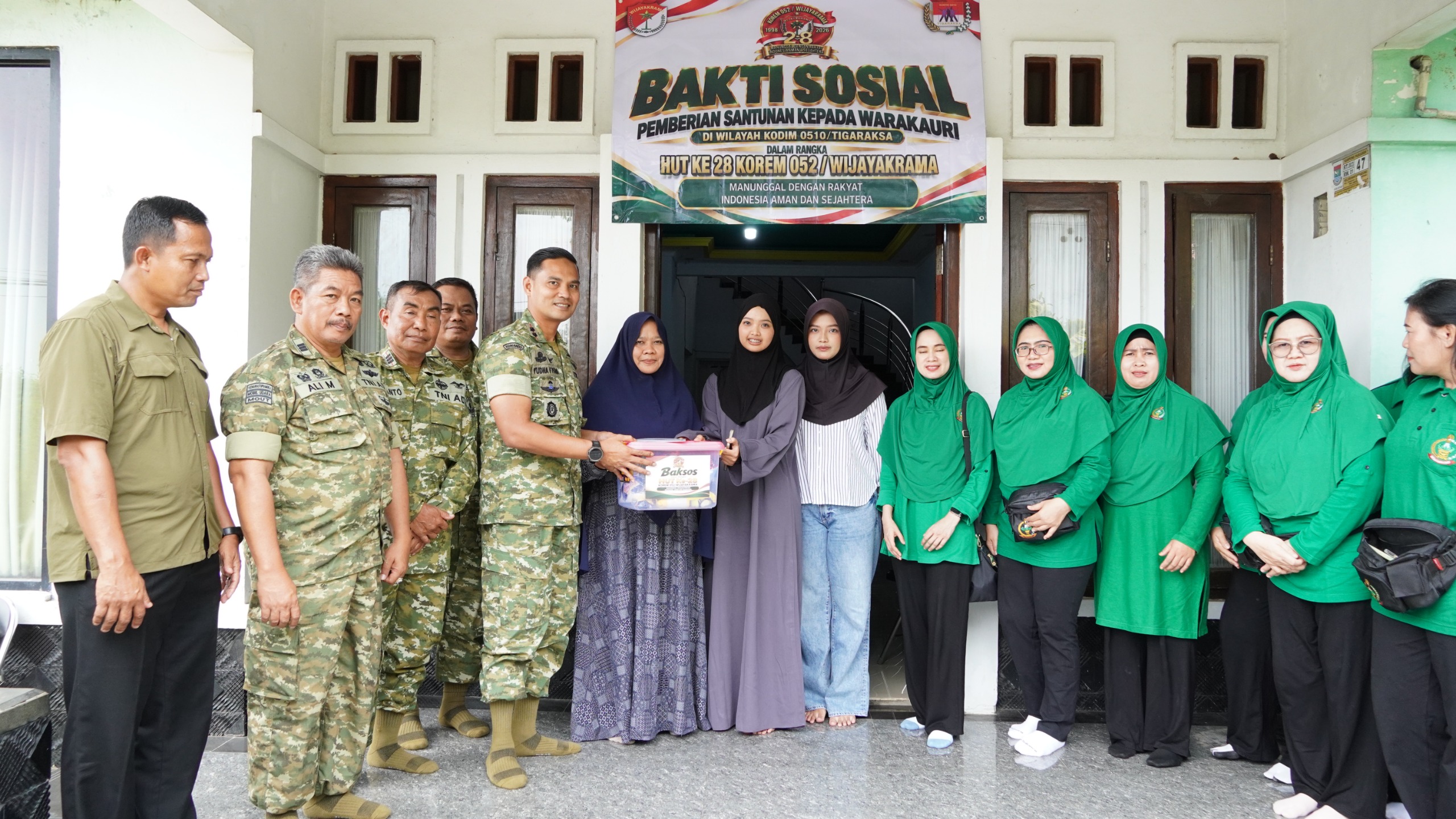 WUJUD KEPEDULIAN, DANDIM 0510/TIGARAKSA BERIKAN SANTUNAN KEPADA ANGGOTA SAKIT MENAHUN DAN WARAKAWURI DALAM RANGKA HUT KE-28 KOREM 052/WKR