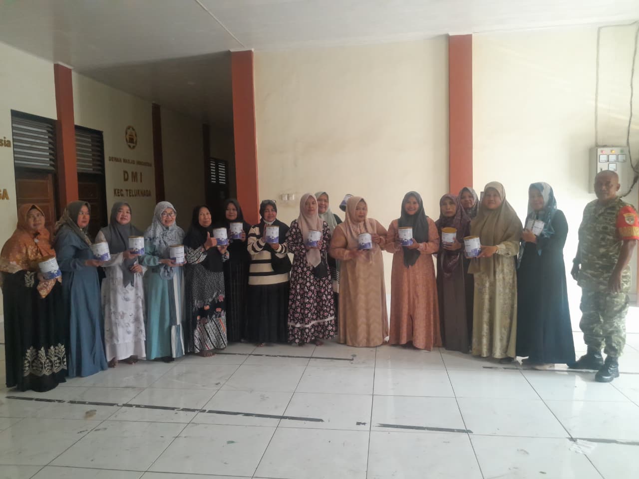 Yayasan Dian Mandiri Gandeng Koramil 01/ Teluknaga Kodim 0510/ Tigaraksa Distribusikan Susu Karihome