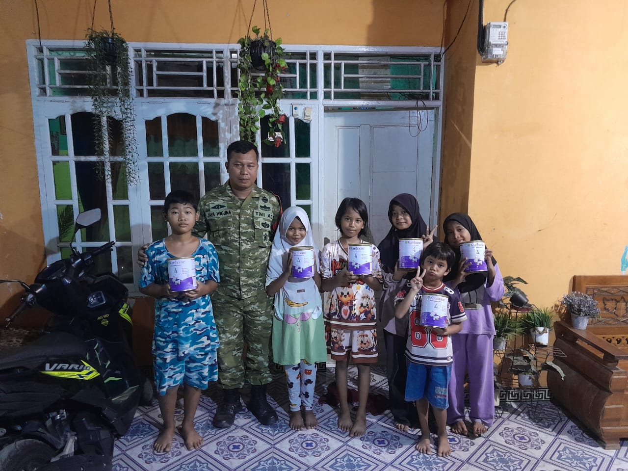 Bersama Posyandu Anggrek Koramil 01/ Teluknaga Kodim 0510/ Tigaraksa Distribusikan Susu Karihome