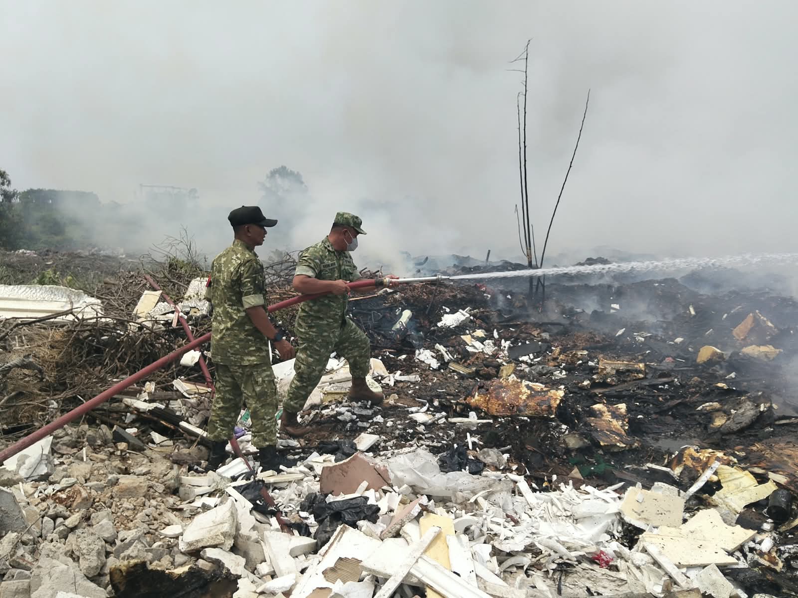 Koramil 03/Legok Bersama Tim Damkar Berupaya Padamkan Kebakaran Tumpukan Sampah di Pagedangan