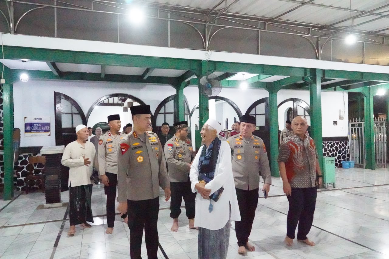 Wakapolres Metro Jakarta Pusat Dampingi Kapolda Metro Jaya Sholat Subuh Keliling di Masjid Jami Cikini Al Makmur