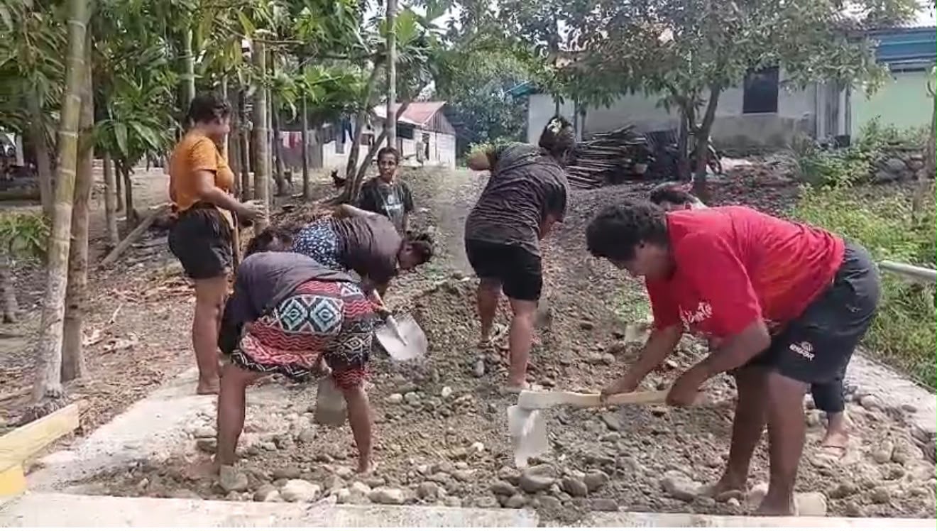 Demi Kampung Lebih Maju, Mama-Mama Kampung Yamboi Turun Tangan Bantu Satgas TMMD