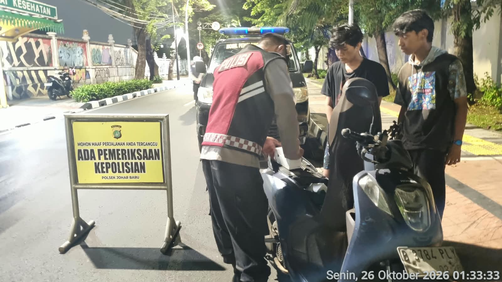 Jalur Rawan Dini Hari Di Sisir, Polsek Johar Baru Periksa Kendaraan dalam Operasi Kerja Melayani Jakarta