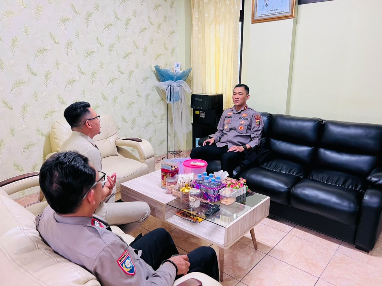 Jalin Silaturahmi dan Perkuat Sinergi, Kapolsek Metro Tanah Abang Kunjungi Kelurahan Karet Tengsin