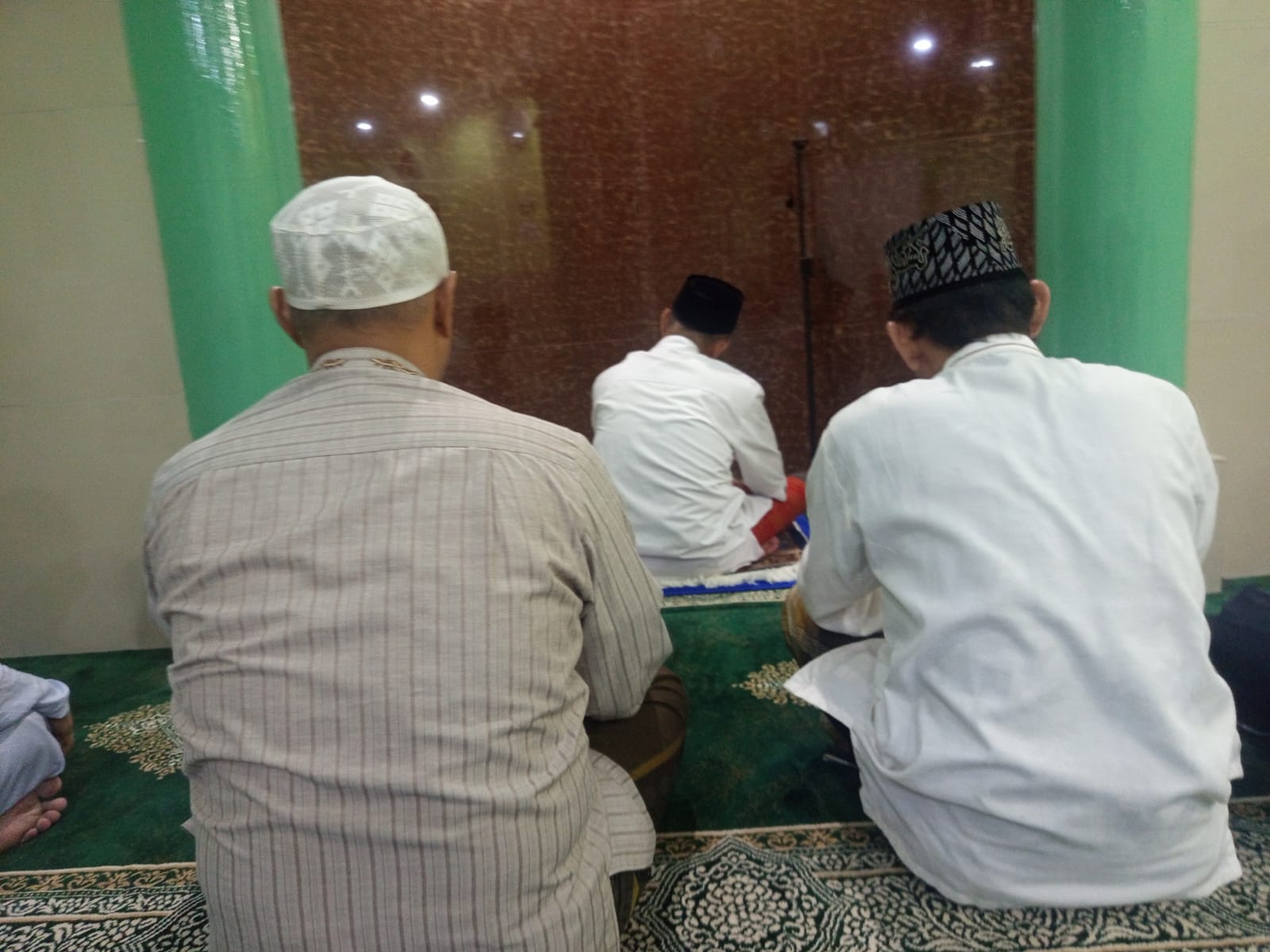 Dekatkan Diri dengan Masyarakat, Bhabinkamtibmas Petamburan Gelar Sholat Subuh Keliling