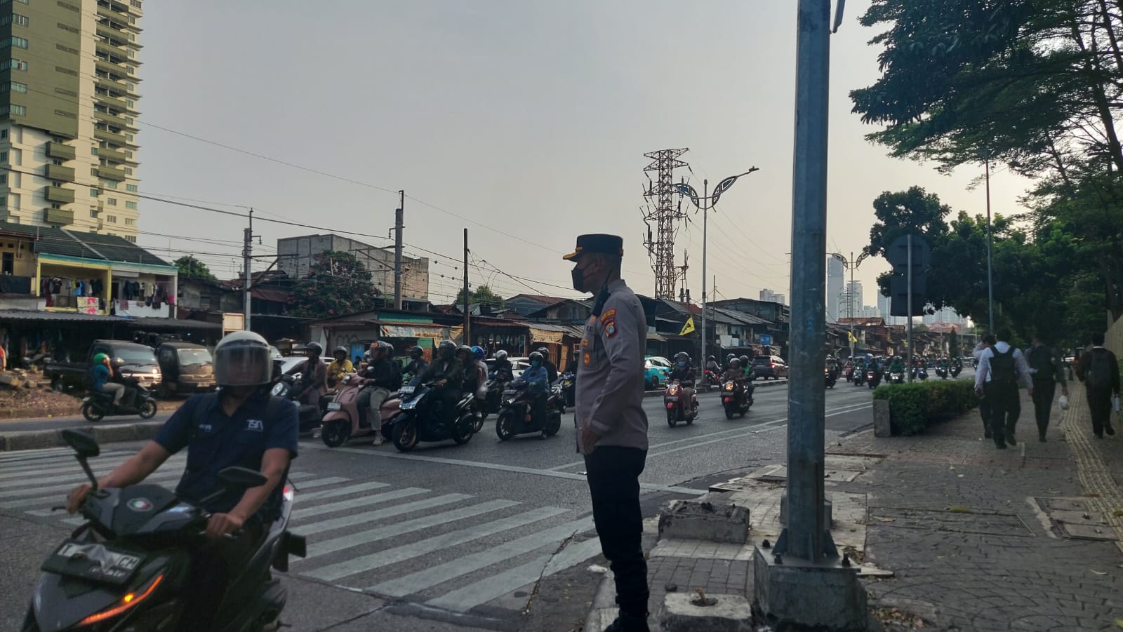 Wakapolsek Metro Tanah Abang Turun Langsung Atur Lalu Lintas Pagi di Pejompongan