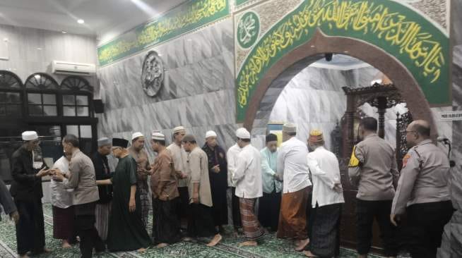 Dekat dengan Masyarakat, Polsek Cempaka Putih Sampaikan Pesan Kamtibmas Usai Subuh